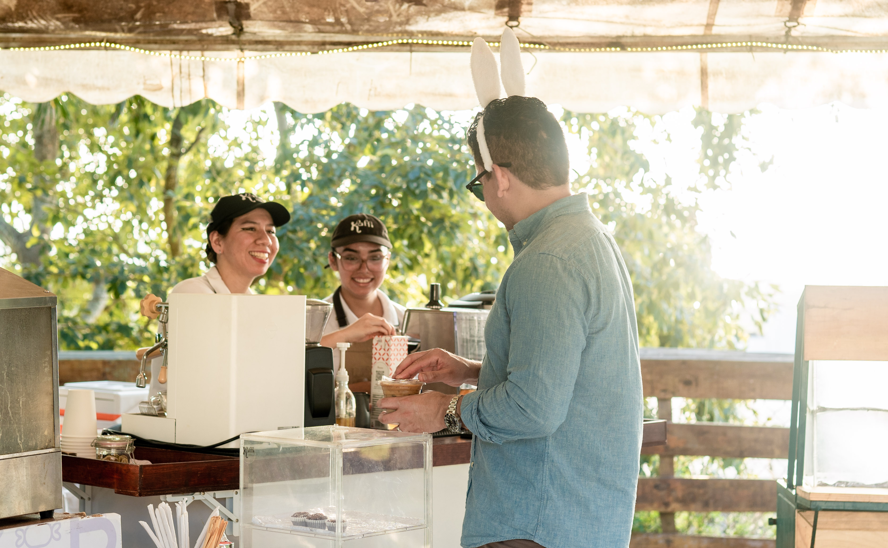 Baristas de Kaffi atendiendo cliente en la barra